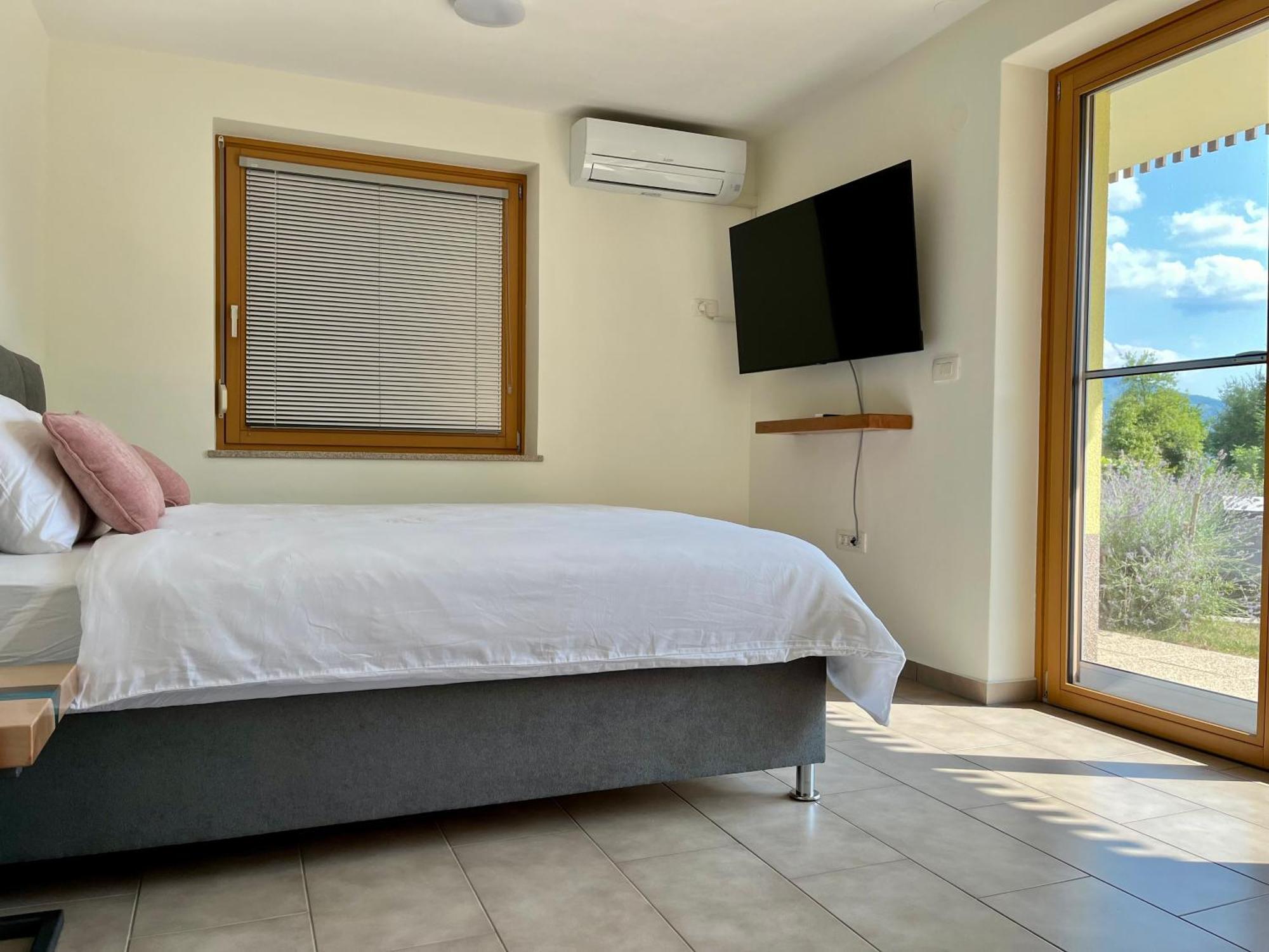 Cozy & Chic - Apartment With A Private Patio Kobarid Exteriör bild